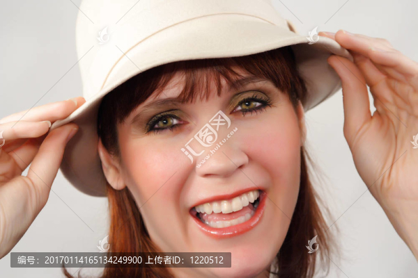 戴帽子的快樂女人
