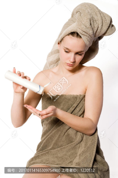 女人是得到一些奶油在她的手上