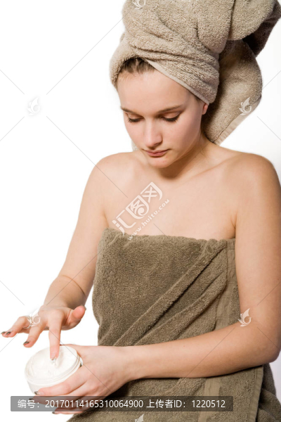 年輕的女人等一些奶油