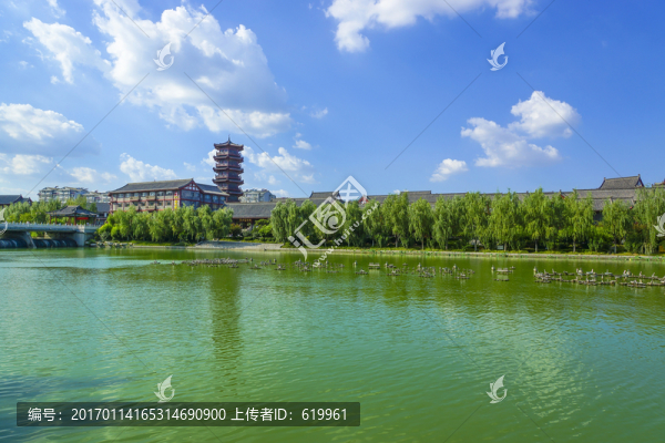 碧水藍天白云風光