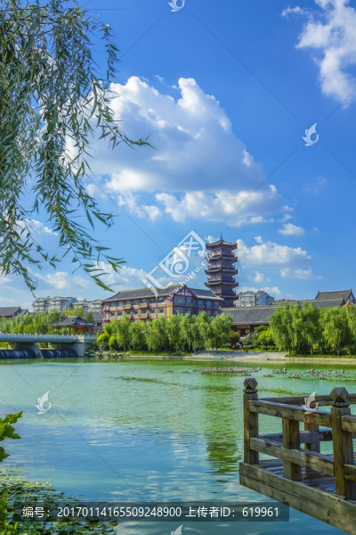 碧水藍(lán)天白云風(fēng)光
