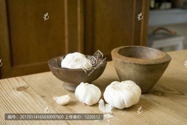 餐桌上的大蒜