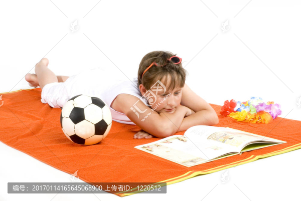 孩子正在讀一本書