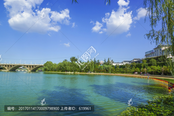 碧水藍(lán)天白云風(fēng)光