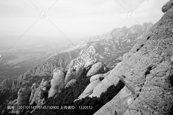 陡峭的黑色和白色的山脈