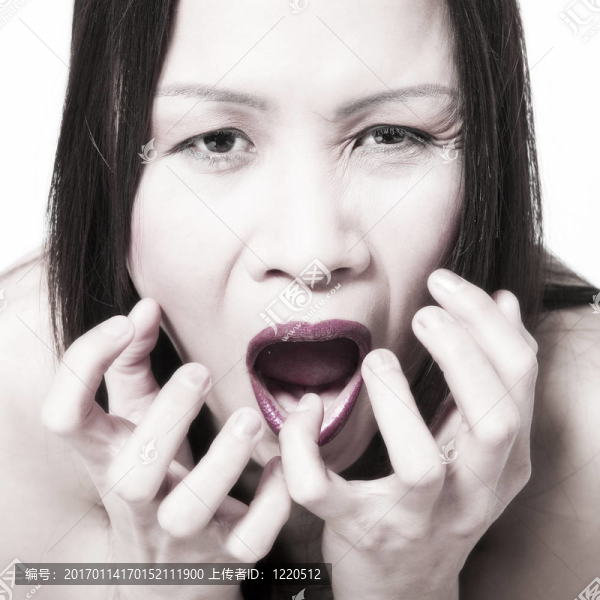 亞洲女孩看起來真的害怕