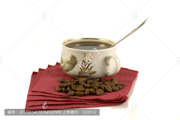 一杯咖啡在紅紙上的咖啡豆