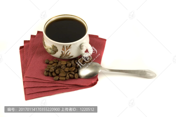 用咖啡豆在咖啡紙上放上一杯咖啡