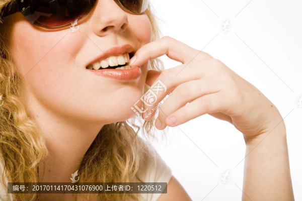 女孩帶著墨鏡