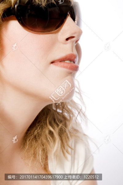 女孩帶著墨鏡