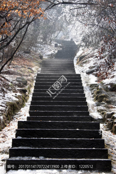 雪中的樓梯
