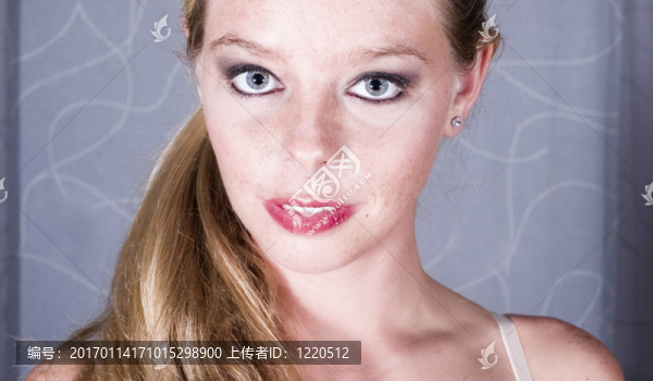 一個(gè)成熟的金發(fā)的肖像