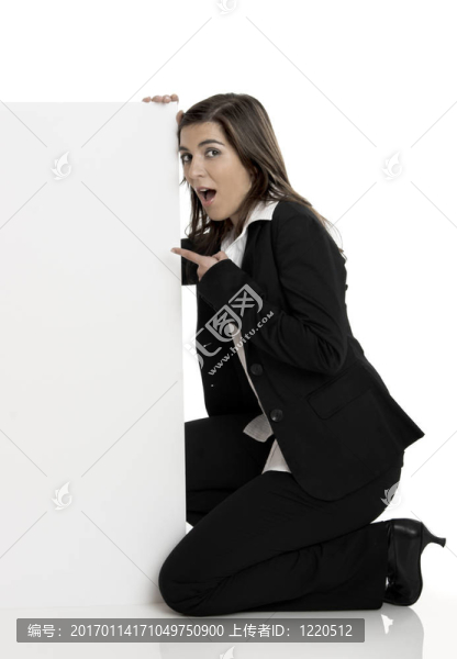 婦女拿著一個板