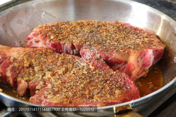 調(diào)味牛肉在鍋里