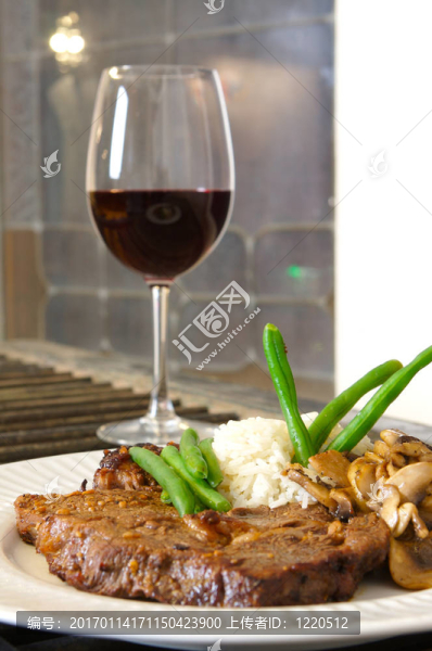 牛排餐牛肉
