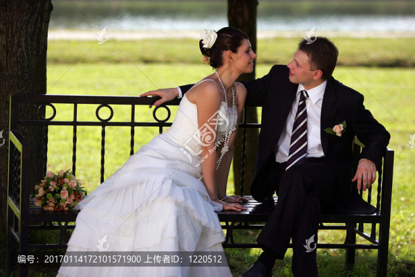 公園長椅上的新婚夫婦