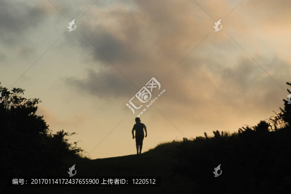 山上的剪影