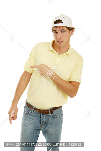 年輕人指著