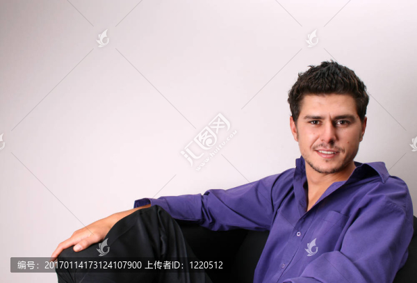 坐在男模特