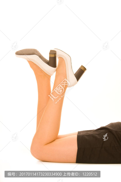 女人的腿上有白色的鞋子
