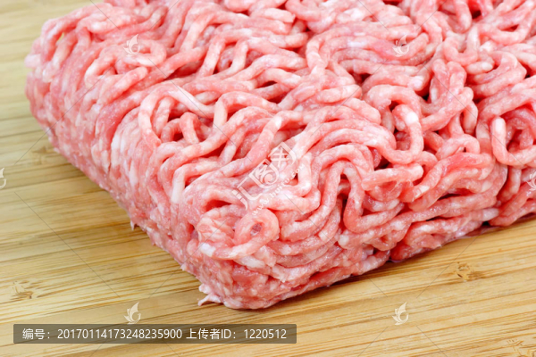 在廚房板肉餅