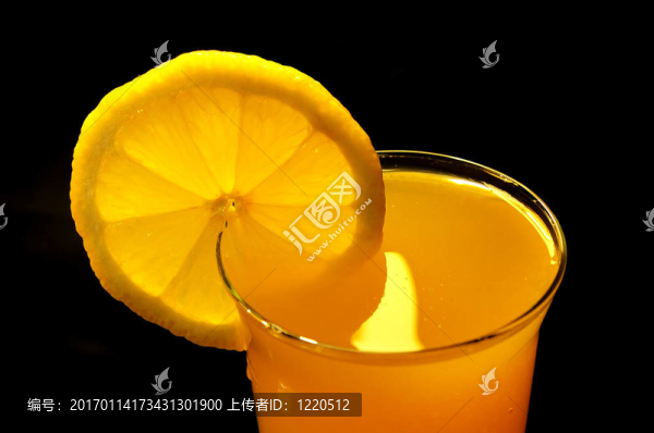 玻璃杯里的桔子汁