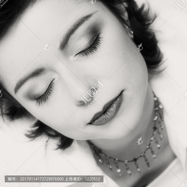 美麗的中年女人看起來夢幻般的