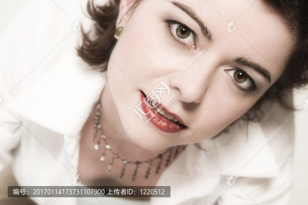 美麗的中年婦女，紅色的嘴唇