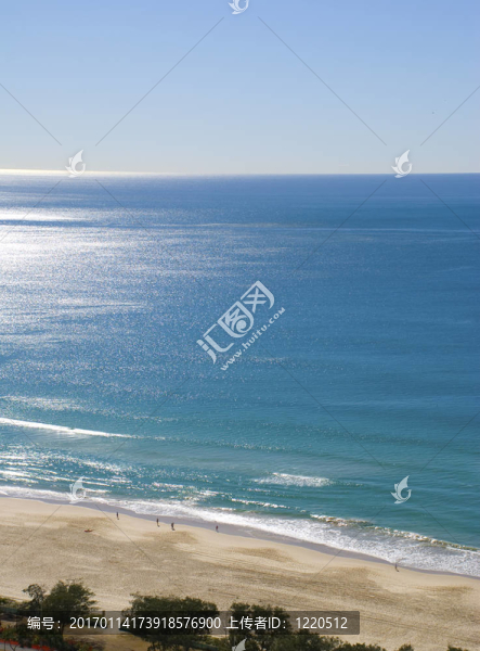 海洋沙灘上的陽光燦爛的日子