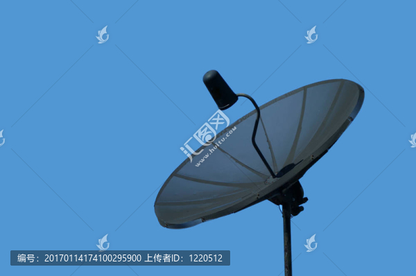 黑色衛(wèi)星天線，藍色的天空