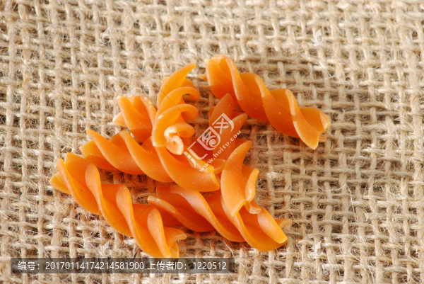 紅色的意大利面條在粗麻布