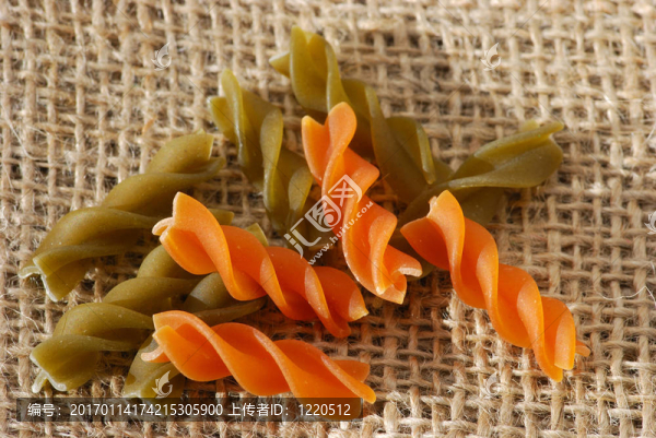 紅色和綠色意大利面特寫
