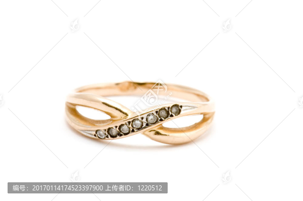 白色背景上的金色戒指