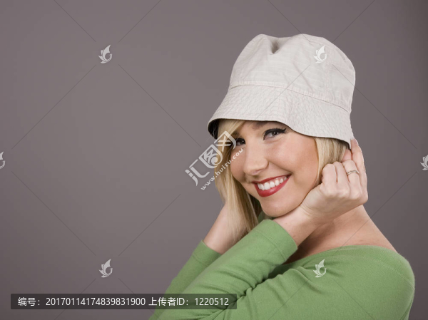 金發(fā)金發(fā)的金發(fā)女郎微笑著