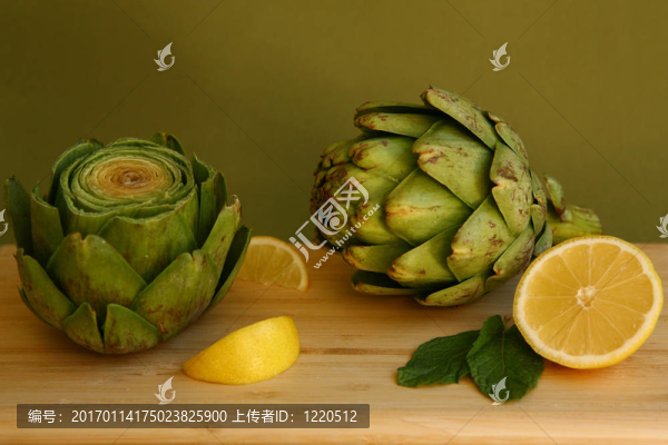 兩洋薊與木板的檸檬