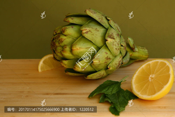 在木板檸檬菊芋