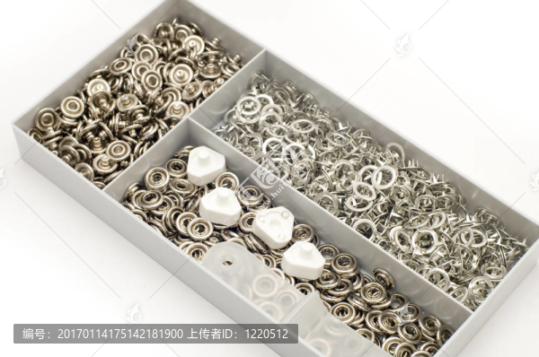 盒子里的金屬鈕扣