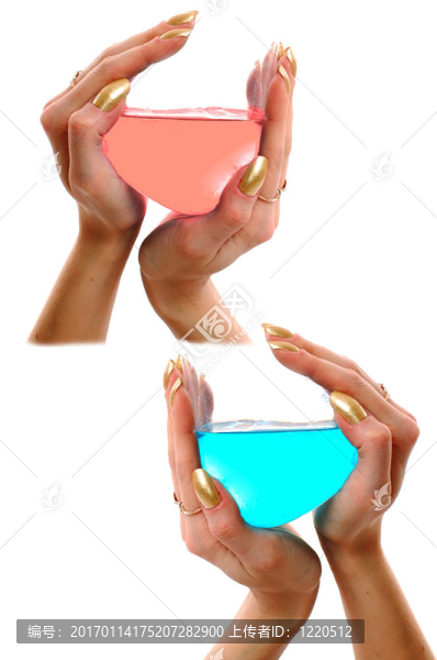 手里拿著化學(xué)燒瓶
