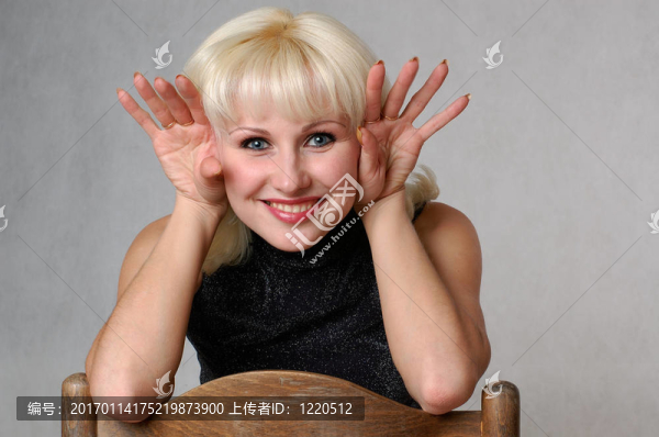 金發(fā)女郎和一把椅子