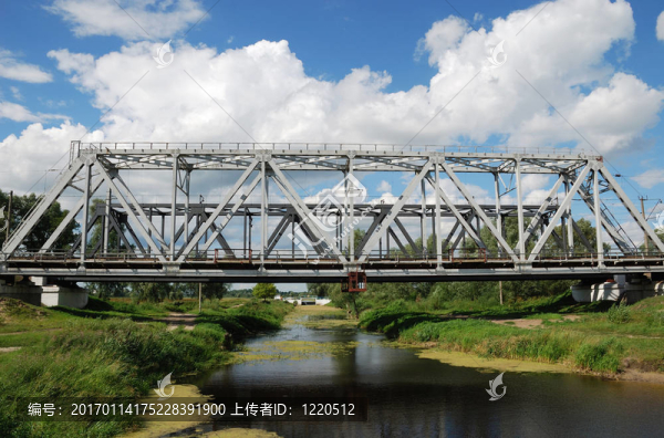小河上的鐵路橋