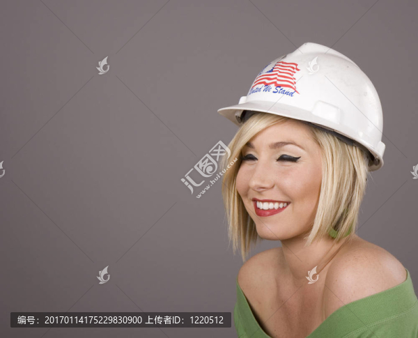 在戴著硬帽子的眼睛閉上眼睛