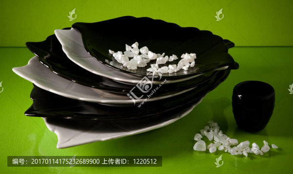 綠色的葉子和杯子形狀的扁平器皿