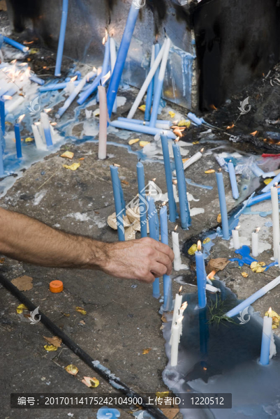 信徒點(diǎn)燃蠟燭。