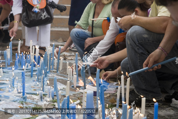 信徒點燃蠟燭。