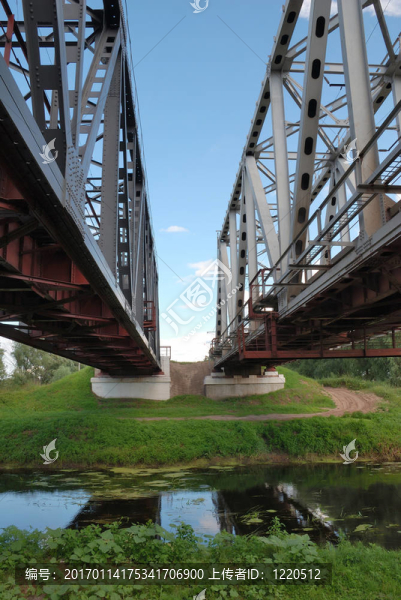 小河上的鐵路橋