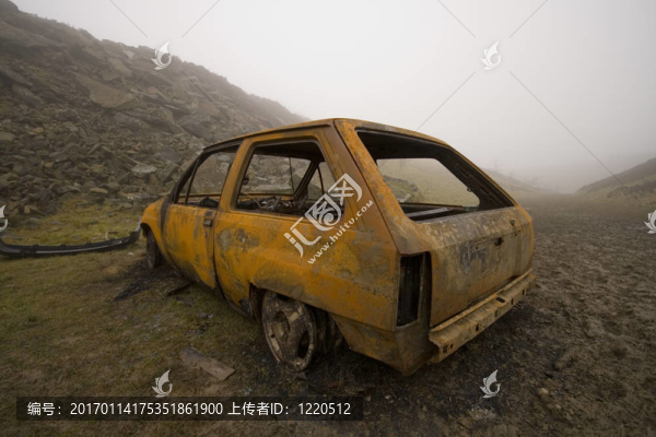 燒毀和生銹的車