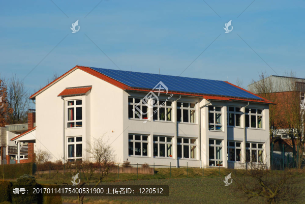 屋頂上有太陽能電池板的建筑