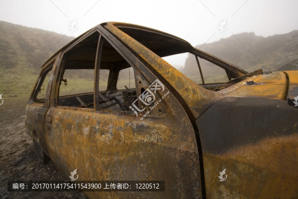 燒毀和生銹的車