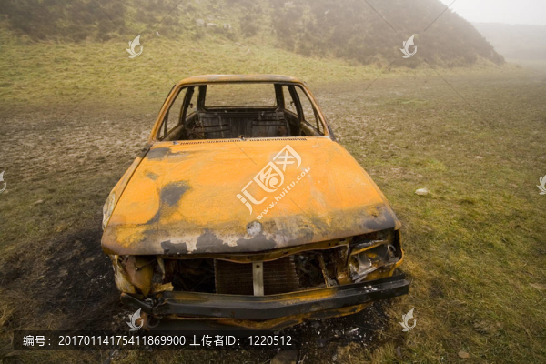燒毀和生銹的車