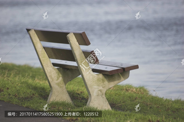 公園的長椅上